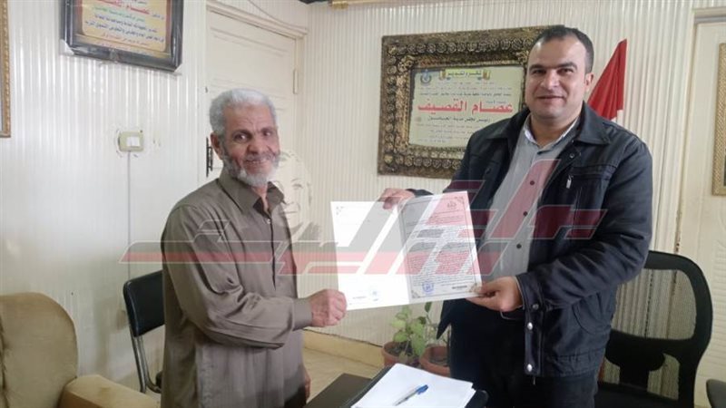 تسليم العقود