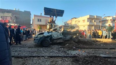 مصرع شخص وإصابة آخر فى حادث تصادم قطار بسيارة نقل بالبحيرة