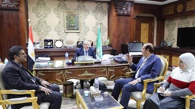 محافظ المنيا يبحث تطوير المنظومة الصحية ورفع كفاءة الأداء