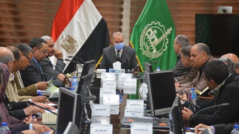 اجتماع المحافظ مع