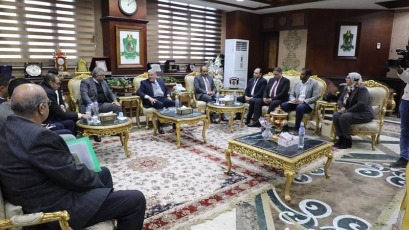 محافظ المنيا مع وفد