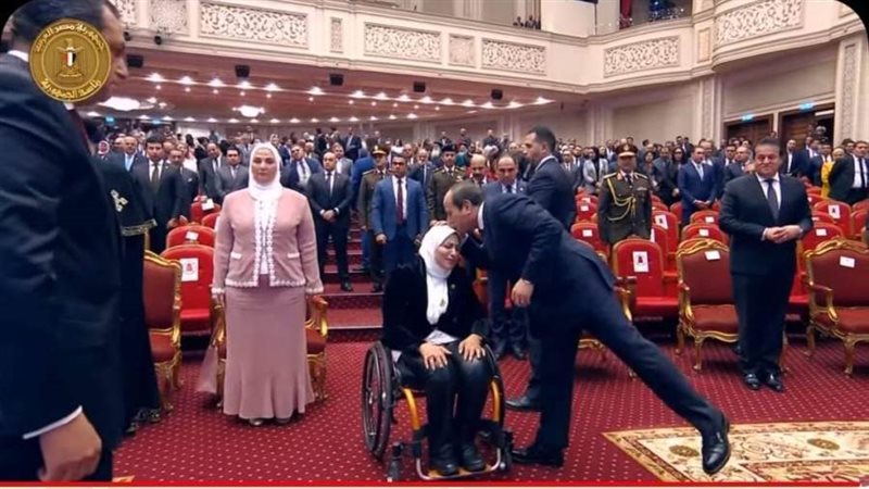 تقبيل الرئيس رأس