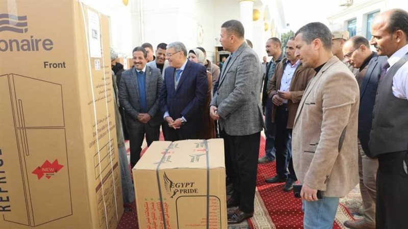 محافظ المنيا يسلم