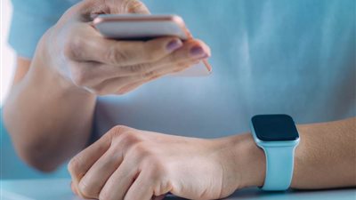 علماء أمريكيون يطورون ساعة يد لمراقبة أعراض 