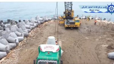بالفيديو.. أعمال تنفيذ الحاجزين الغربي والشرقي بميناء دمياط