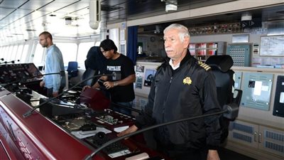 توزيع هدايا تذكارية تحمل الطابع الفرعوني على ربابنة السفن العابرة لقناة السويس