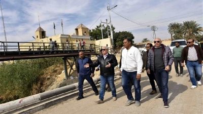 محافظ الأقصر يتفقد مشروعات خدمية وتنموية بمدينتي الطود وأرمنت