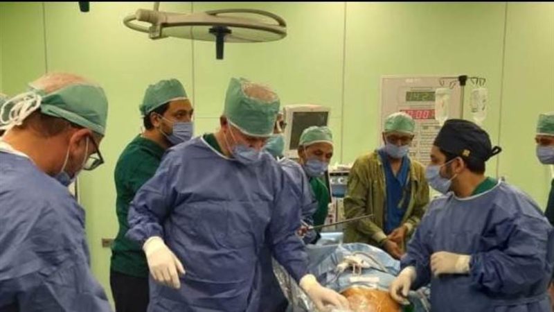 الخبير الأجنبي يتوسط