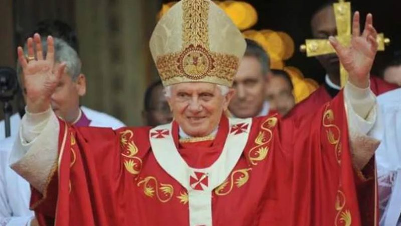 بابا الفاتيكان السابق