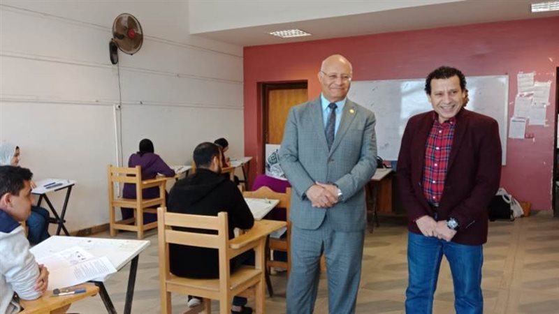 رئيس جامعة بنها يتفقد