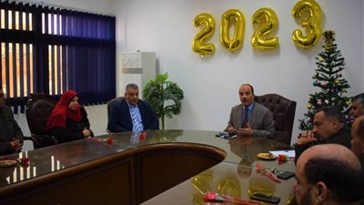رئيس جامعة العريش يجتمع بعمداء الكليات وأعضاء هيئة التدريس لتهنئتهم بالعام الجديد