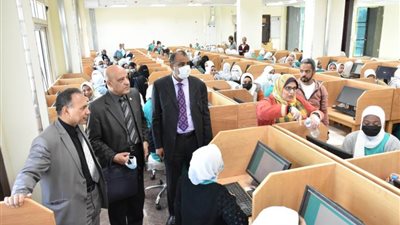 رئيس جامعة أسوان يشيد بتجربة الامتحانات الإلكترونية