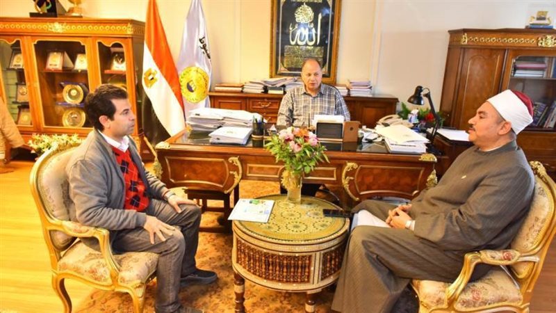 محافظ أسيوط يناقش