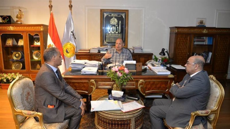 محافظ أسيوط يناقش