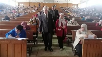 جامعة المنيا تطمئن على انتظام امتحانات منتصف العام بالكليات