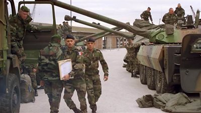 فرنسا تتعهّد تزويد أوكرانيا دبّابات خفيفة في سابقة من نوعها