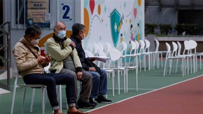 سكان هونج كونج يهرعون لتلقي اللقاحات قبل إعادة فتح الحدود مع الصين