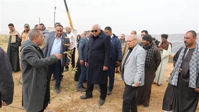 محافظ الوادي الجديد يتفقد أحد مشروعات الاستثمار الزراعي النموذجي على مساحة ٢٥٠٠ فدان