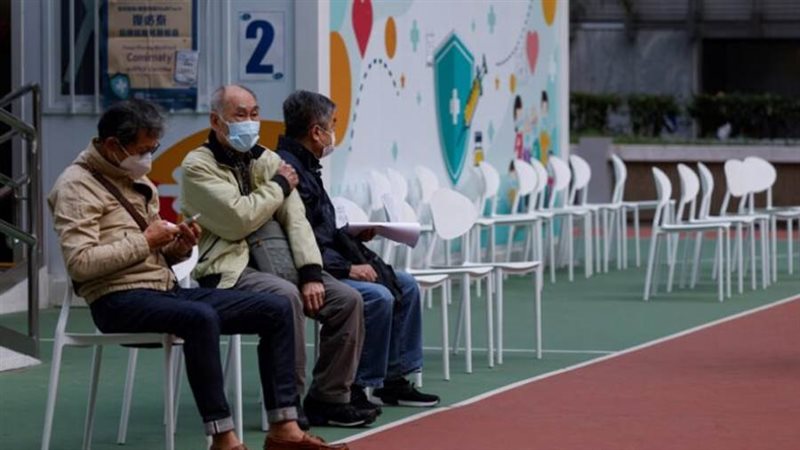 سكان هونج كونج يهرعون