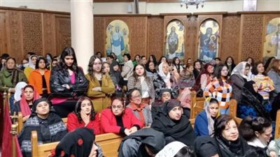أهالي المنيا يحتفلون بعيد الميلاد بالكنائس والمطارانة يستقبلون المهنئين 