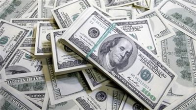 السوق السوداء للدولار تُصاب بالشلل بعد شهادات الـ25% وإفراج الموانئ عن البضائع 