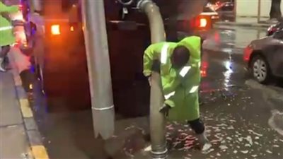 جهود مكثفة لرجال الشرطة لمساعدة المواطنين في مواجهة موجة الطقس 