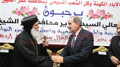 محافظ كفر الشيخ يقدم التهنئة للإخوة الأقباط بكنيسة القديسة دميانة