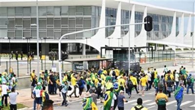 الإمارات وباكستان تبحثان تعزيز التعاون والعمل المشترك في الشؤون الدفاعية والعسكرية