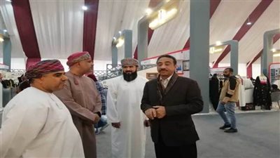 السفير العماني بالقاهرة يزور المعرض العربي للأسر المنتجة