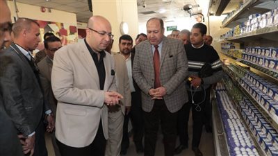 محافظ بني سويف يتفقد فرع الشركة المصرية بأهناسيا