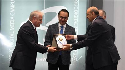 الجامعة الألمانية بالقاهرة تكرم محافظ جنوب سيناء