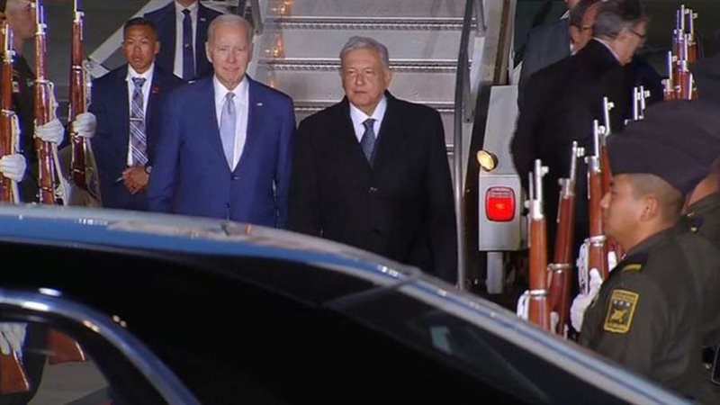 بايدن يصل إلى المكسيك