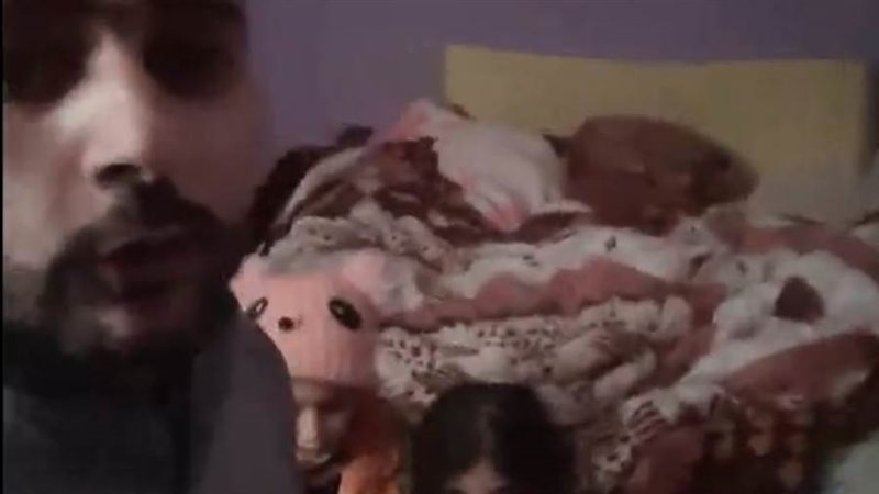 المتهم مع أطفاله