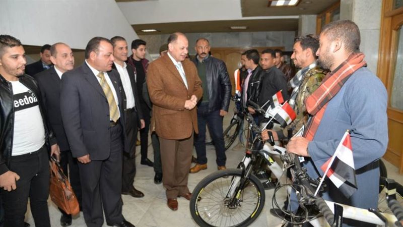 محافظ أسيوط يسلم