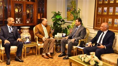 محافظ أسيوط يستقبل نائب وزير المالية بالديوان العام خلال زيارته للمحافظة لافتتاح تطوير المديرية المالية