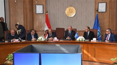 جامعة قناة السويس تهدي  عصام الدين شوقي درعها لمجهوداته حتى بلوغه سن التقاعد 