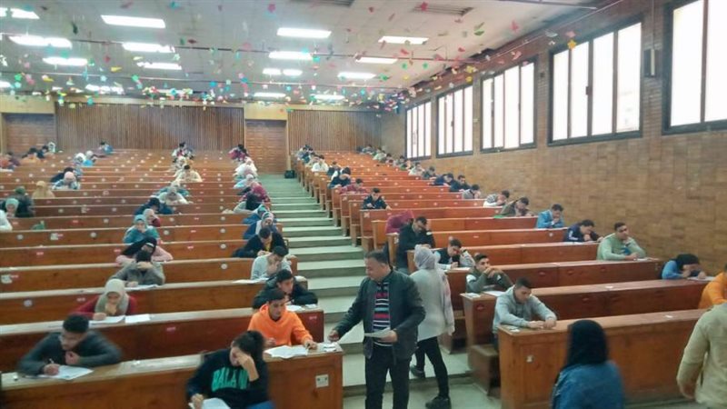 ٧٧٩١٣ طالب يؤدون