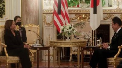 نائبة الرئيس الأمريكي تلتقي رئيسَ الوزراء الياباني