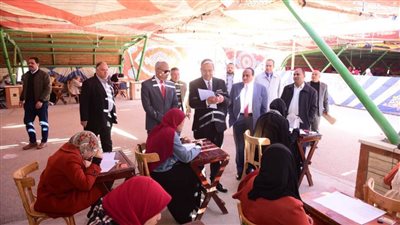 رئيس جامعة سوهاج يتابع انتظام سير أعمال امتحانات الفصل الدراسي الأول بكلية الآداب