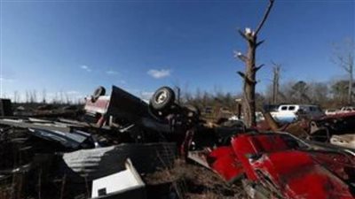 عاجل.. أعاصير ورياح قوية تقتلع الأشجار وتحطم المنازل بـ