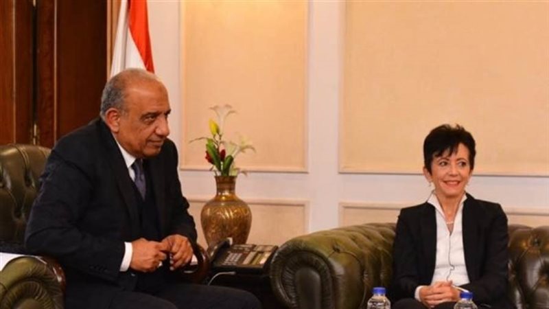 عصمت وإيفون