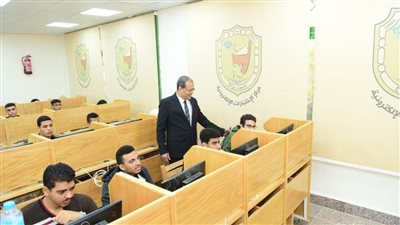 ٢٢٣٢ طالبًا وطالبة بتمريض سوهاج يؤدون امتحانات الترم الأول إلكترونيًا