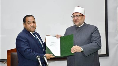 وزير الأوقاف يتسلم من 