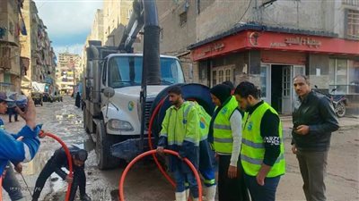 حزب مستقبل وطن بالإسكندرية يساهم في نزح تجمعات مياه بأحياء المحافظة