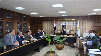 رئيس جامعة أسيوط تترأس اجتماع لجنة تجميل الحرم الجامعي