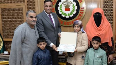 محافظ الدقهلية يكرم طفلة عثرت على 100 ألف جنيه وإعادتها لأصحابها