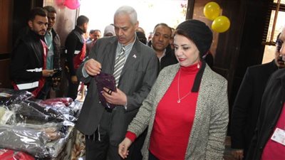 رئيس جامعة أسيوط تفتتح معرضاً خيرياً ينظمه طلاب من أجل مصر