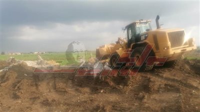 إزالة تعدٍ على مبنى مخالف على الأراضى الزراعية ببلطيم