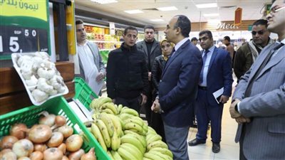 نائب المحافظ يقود حملة لضبط الأسعار ومراقبة الأسواق بمدينة المنيا الجديدة