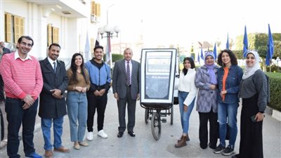  رئيس جامعة بني سويف يستقبل طلاب تصميم وسيلة مواصلات هوائية 